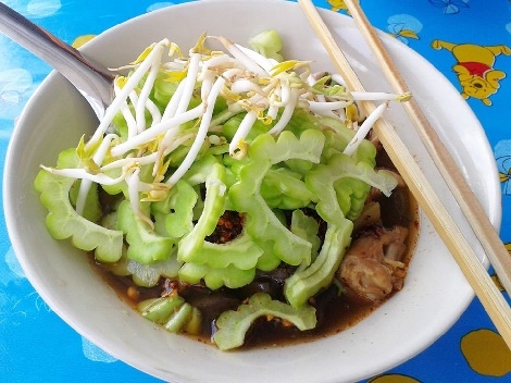 ก๋วยเตี๋ยวไก่ตุ๋นมะระ หอมเครื่องยาจีนจากน้ำซุปก๋วยเตี๋ยวไก่ สูตรอาหาร วิธีทำ แม่บ้าน